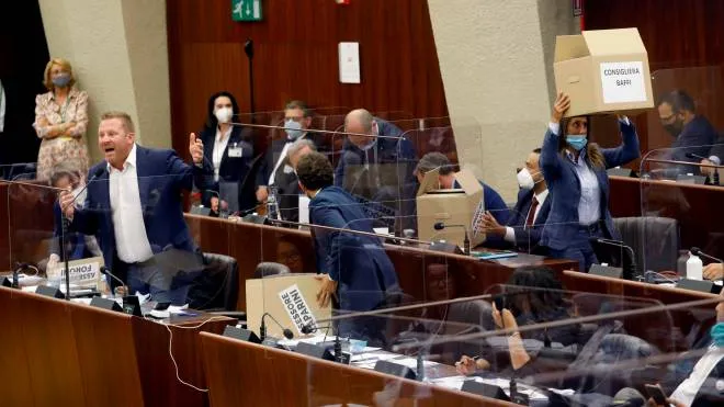 Protesta dei consiglieri del Movimento 5 Stelle in consiglio regionale durante la discussione per la mozione di sfiducia al Presidente Attilio Fontana a Milano, 8 settembre 2020.ANSA/Mourad Balti Touati