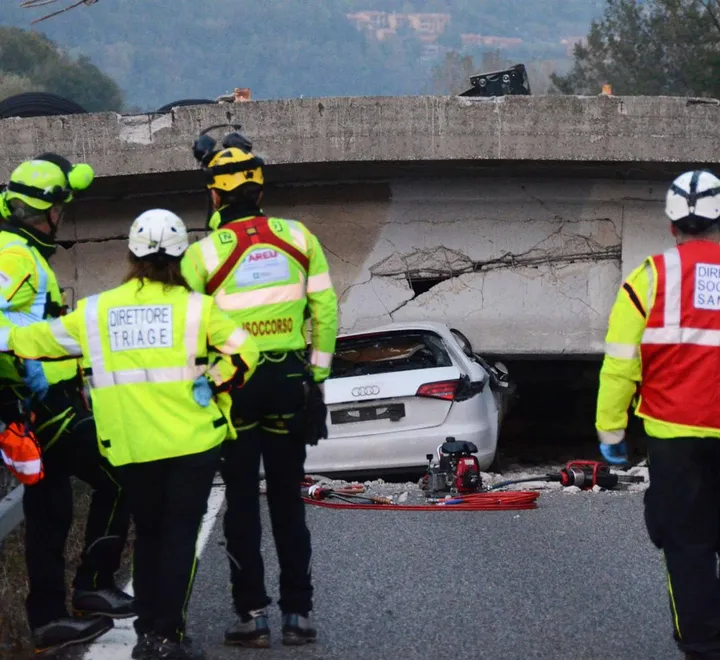 Il giorno del crollo del viadotto di Annone Brianza: bilancio di un morto e sette feriti