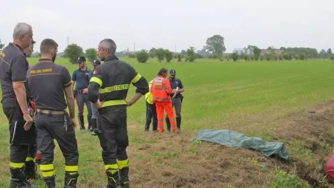 I soccorritori vicino all’autovettura in cui era stato trovato il corpo ormai senza vita di Bruno Lazzerotti