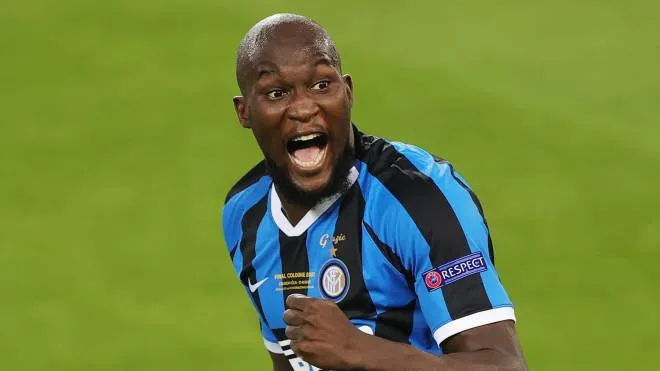 epaselect epa08616929 Romelu Lukaku of Inter celebrates after scoring the opening goal during the UEFA Europa League final match between Sevilla FC and Inter Milan in Cologne, Germany 21 August 2020.  EPA/Friedemann Vogel / POOL