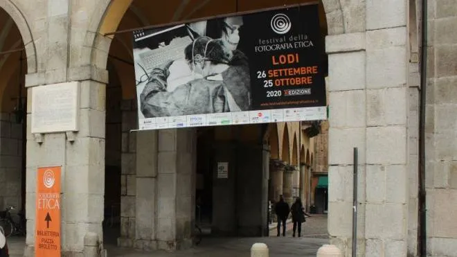 L'info point del Festival della fotografia etica si trova a Palazzo Broletto di Lodi