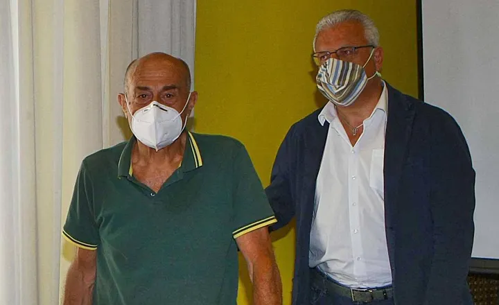Primo a sinistra il medico Giuliano Pradella con il legale Ezio Trabucchi