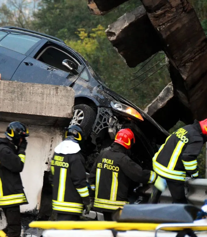 Una delle auto rimasta coinvolta nel drammatico crollo del 28 ottobre 2016