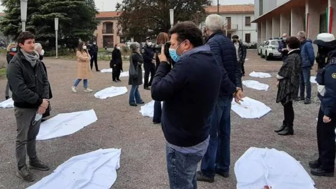 Un momento dell’iniziativa organizzata a Parabiago per ricordare la strage che si consuma ogni anno sulle strade italiane a causa degli incidenti stradali
