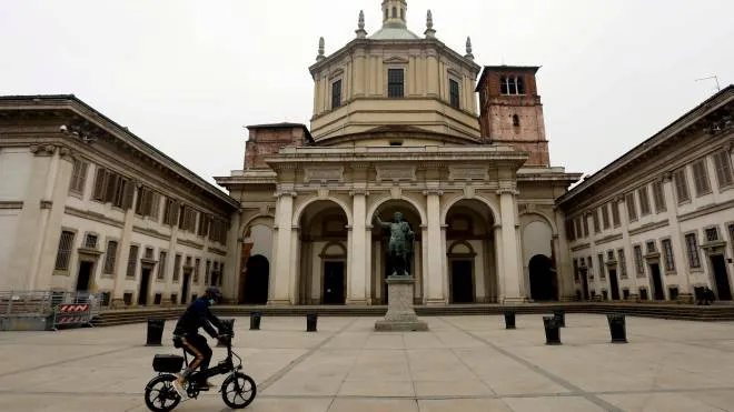 La Basilica di San Lorenzo Maggiore lungo Corso di Porta Ticinese durante la seconda ondata di Coronavirus a Milano, 11 novembre 2020.ANSA/Mourad Balti Touati