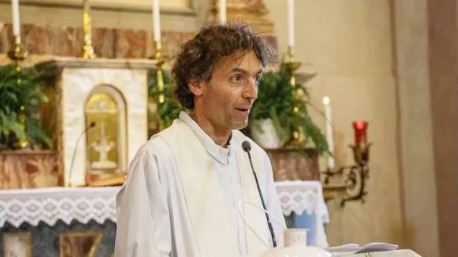 Don Roberto Malgesini durante una funzione: il sacerdote è stato ucciso il 15 settembre scorso mentre preparava tè e caffè da distribuire ai senzatetto