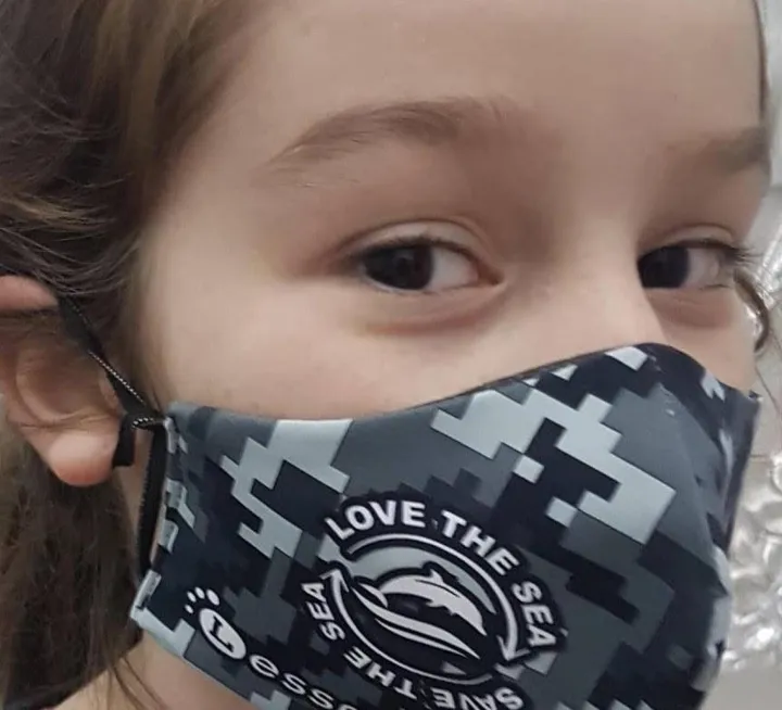 La mascherina indossata da una bambina nella parte interna è fatta di un tessuto di produzione finlandese chiamato Freedom1 capace di filtrare il 98 per cento di virus e batteri