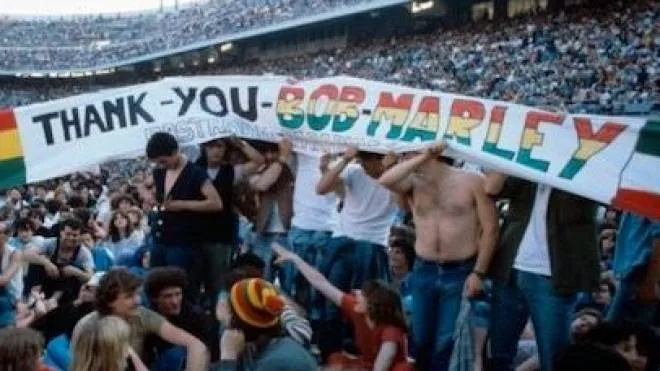 A sinistra, uno striscione ringrazia Bob Marley per il suo show a San Siro del 27 giugno 1980. In basso Bruce Springsteen durante il suo concerto al Meazza del 21 giugno del 1985