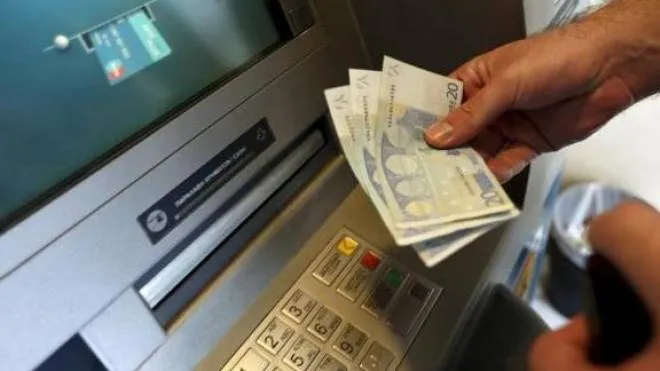 Il badante infedele ha prelevato dallo sportello bancomat 1.500 euro