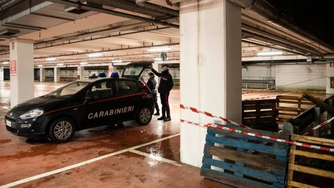 Due trentenni cadono dalla grata posta sul parcheggio sotterraneo della Mediaworld, sul posto intervengono i Carabinieri, 02 Gennaio 2021, ANSA/Marco Ottico