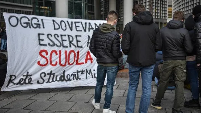 Presidio degli studenti Priorit� alla Scuola alla Regione Lombardia in protesta contro la dad didattica a distanza a Milano, 11 Gennaio 2021  Ansa/Matteo Corner