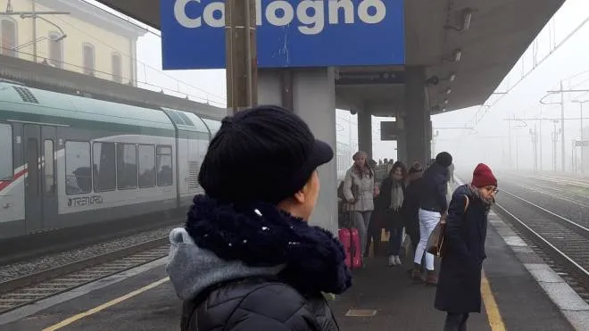 Viaggiatori in attesa del treno alla stazione di Codogno. I binari per Mantova raddoppieranno
