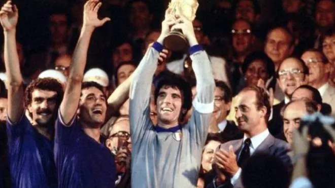 Dino Zoff alza la Coppa del mondo '82