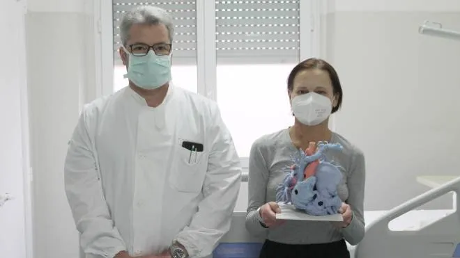 pavia - nella foto Stefano Pelenghi, direttore della UOC Cardiochirurgia  con la paziente  Al San Matteo per la prima volta al mondo i cardiochirurghi utilizzano una valvola polmonare per realizzare un doppio trapianto polmonare
e impiantarla in un’arteria polmonare gigante
foto torres