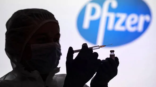 A nurse prepares to administer Pfizer-BioNTech COVID-19 vaccine at a hospital in Krakow, southern Poland, 15 January 2021. ANSA/Lukasz Gagulski POLAND OUT