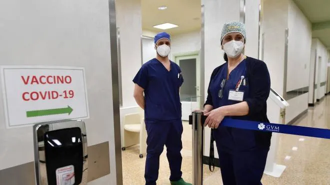 Due sanitari della clinica Villa Serena, che ha messo a disposizione la struttura per le vaccinazioni contro il Covid-19. Genova, 15 marzo 2021.
ANSA/LUCA ZENNARO