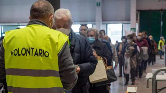 Persone in fila per il vaccino alla fiera di Cremona