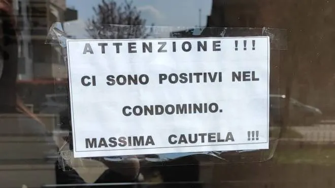 Rozzano, il cartello apparso in un condomino della città 

Per  Pincioni - Cangemi foto MDF