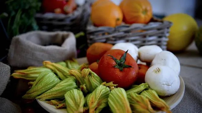 Pomodori, fiori di zucca e funghi tra i prodotti della dieta Mediterranea.
ANSA / CIRO FUSCO