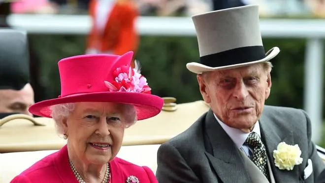 (FILES) In this file photo taken on June 16, 2015 Britain's Queen Elizabeth II (L) and Britain's Prince Philip, Duke of Edinburgh (R) arrive by horse-drawn carriage on the first day of the annual Royal Ascot horse racing event near Windsor, Berkshire. - Queen Elizabeth II's husband Prince Philip, who recently spent more than a month in hospital and underwent a heart procedure, died on April 9, 2021, Buckingham Palace announced. He was 99. (Photo by Ben STANSALL / AFP)