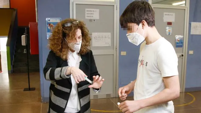 La consegna dei kit per i test salivari nelle scuole medie di Bollate