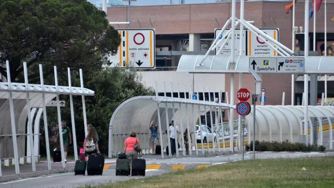 Passeggeri all'esterno dello scalo, in attesa dell'imbarco dopo il cessato allarme bomba all'aeroporto Marco Polo di Venezia, 22 giugno 2014. ANSA/ ANDREA MEROLA