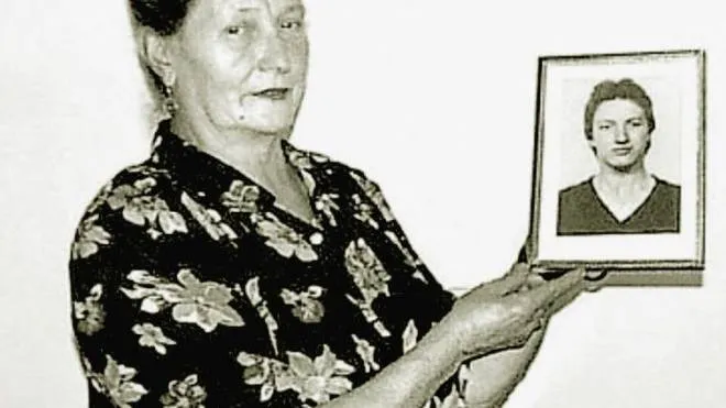 Nella foto di archivio, mamma Letizia mostra l’immagine del figlio trovato morto