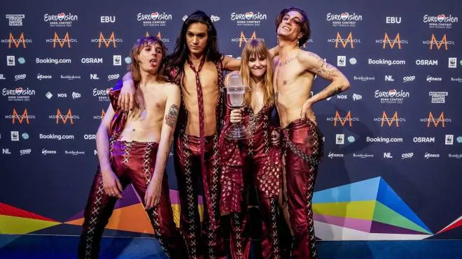 epa09221829 Maneskin from Italy pose for photographs during a press conference after winning the Grand Final of the 65th annual Eurovision Song Contest (ESC) at the Rotterdam Ahoy arena, in Rotterdam, The Netherlands, 22 May 2021. Due to the coronavirus (COVID-19) pandemic, only a limited number of visitors is allowed at the 65th edition of the Eurovision Song Contest (ESC2021) that is taking place in an adapted form at the Rotterdam Ahoy.  EPA/Sander Koning / POOL *** Local Caption *** 50359766