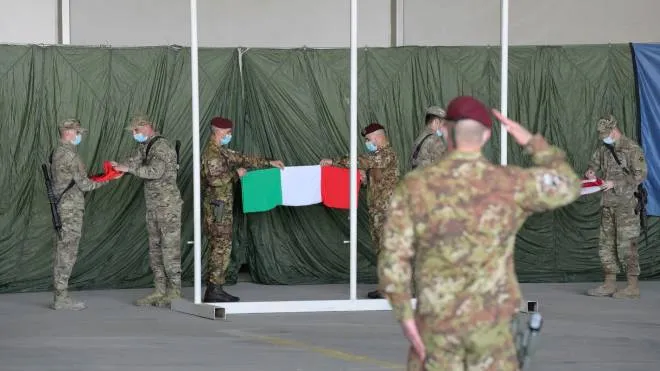La cerimonia di ammaina-bandiera che segna la fine della missione italiana in Afghanistan, 8 giugno 2021. ANSA/CLAUDIO PERI