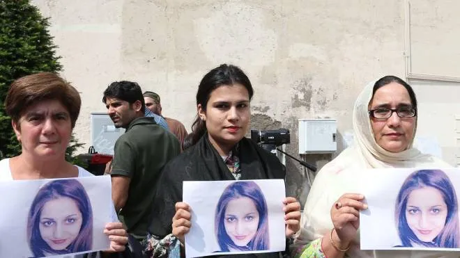 Una manifestazione della comunità. di immigrati dal Pakistan dopo il delitto di Sana Cheema