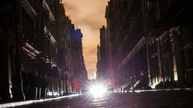 Decine di strade al buio a Milano e la mappa delle zone più colpite da blackout