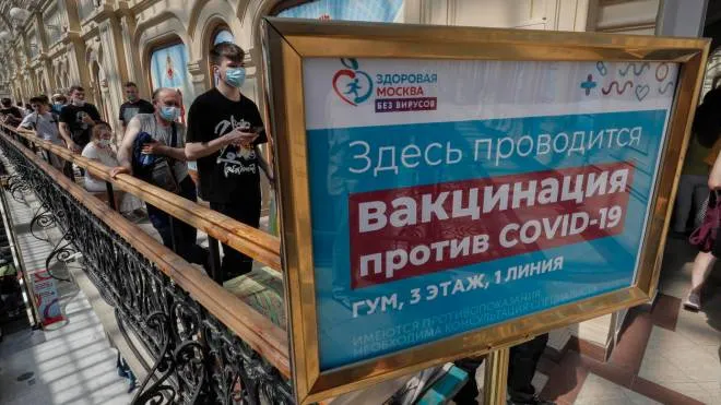 Russian people stand in line waiting to receive an injection of Russia's Sputnik V Gam-COVID-Vac vaccine against the coronavirus COVID-19 at the vaccination point at the State Department Store GUM in Moscow, Russia, 18 June 2021. Over the past 24 hours, 9,056 cases of COVID-19 coronavirus infection have been detected in Moscow, which has become a new absolute record since the beginning of the pandemic. Mass entertainment events with more than 1,000 participants are prohibited in Moscow, while dance floors and fan zones for football fans are being closed.  ANSA/SERGEI ILNITSKY