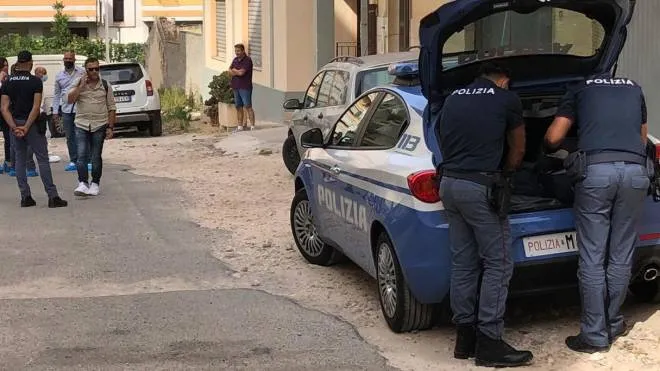 Il luogo dell'omicidio avvenuto in una abitazione nel quartiere Is Mirrionis a Cagliari, 4 luglio 2021. Vittima un 30enne, raggiunto da diverse coltellate inferte da un 64enne, gi� arrestato dalla polizia, che abitava con lui.
ANSA/ MANUEL SCORDO