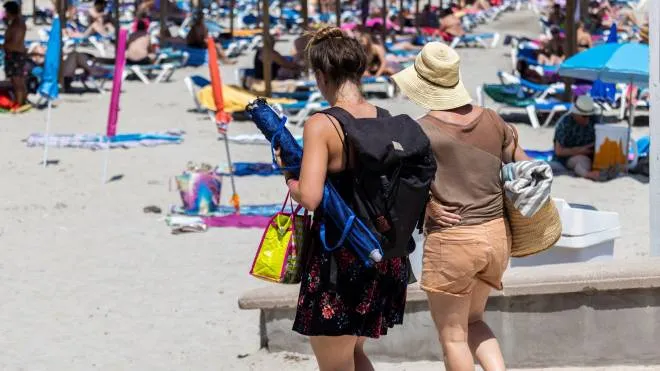 Tourists enjoy the sunny warm weather at Peguera beach in Calvia, Mallorca, Spain, 08 July 2021 (issued 09 July 2021). ANSA/CATI CLADERA