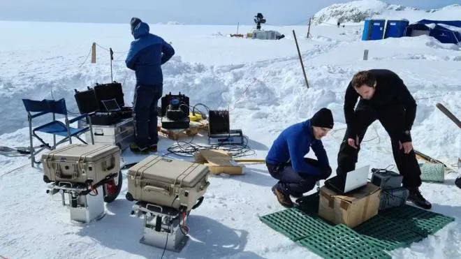 I tecnici al lavoro sull’Adamello a 3.200 metri di quota hanno estratto dal ghiacciaio trecento cilindri d’acqua congelata