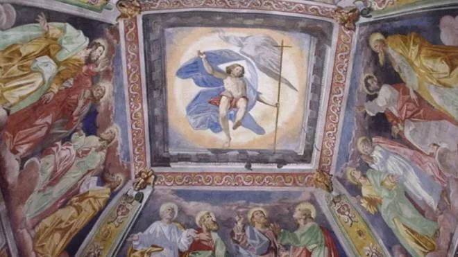 Gli affreschi che hanno reso famosa la chiesa di San Martino. Sotto il panorama sul lago di Lugano