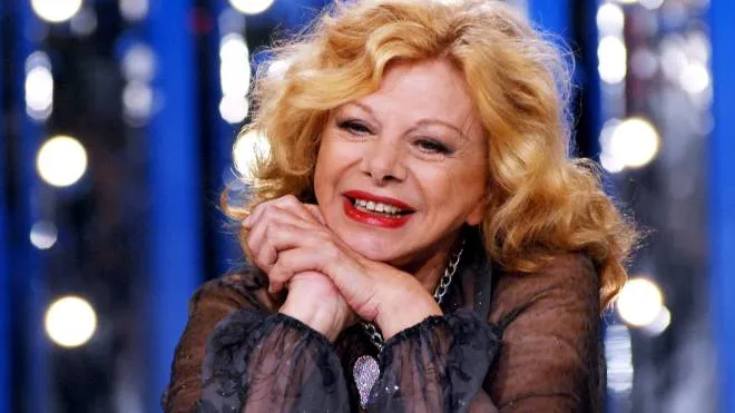 Sandra Milo ripresa da Federico Fellini in una scena del film “8 e 1/2“ e l’attrice oggi, a 88 anni