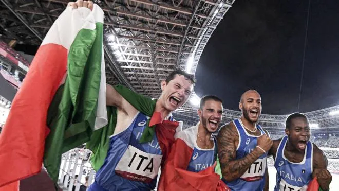 Lorenzo Patta (2L), Lamont Marcell Jacobs, Eseosa Fostine Desalu (R) and Filippo Tortu (L) of Italy celebrate after winning the Men's 4x100m Relay final of the Athletics events of the Tokyo 2020 Olympic Games at the Olympic Stadium in Tokyo, Japan, 06 August 2021.
ANSA/CIRO FUSCO