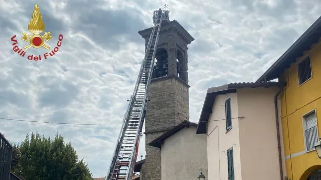 Bergamo    Vigili del fuoco mettono in sicurezza cuspide e croce della chiesa di san Bernardino a Lallio
19 Agosto 2021 ANSA RENATO DE PASCALE