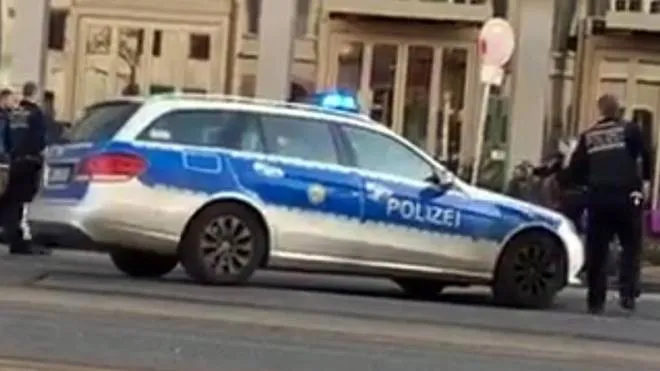 Il fermo immagine, tratto da un video pubblicato su Twitter, mostra gli agenti della polizia tedesca in azione dopo che un uomo ha lanciato la sua auto contro un'area pedonale ad Heidelberg, 25 febbraio 2017.
ANSA/FERMO IMMAGINE TWITTER
+++EDITORIAL USE ONLY - NO SALES+++