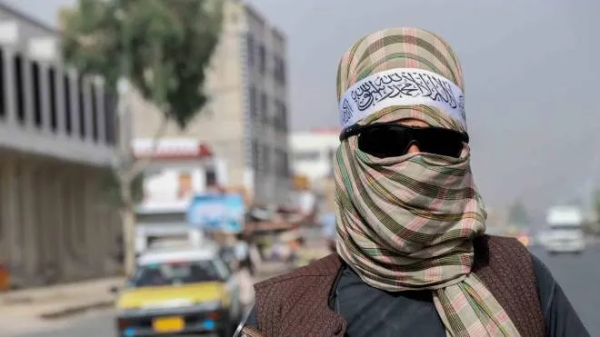 Un combattente talebano con occhiali in stile occidentale