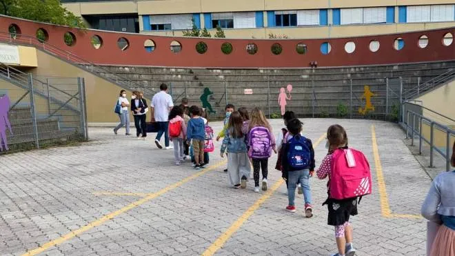 I bambini delle scuole elementari rientrano in classe per cominciare il nuovo anno scolastico a Bolzano, 6 settembre 2021.
ANSA/G.News