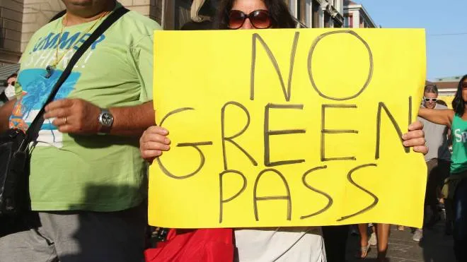 Una protesta contro il Green pass