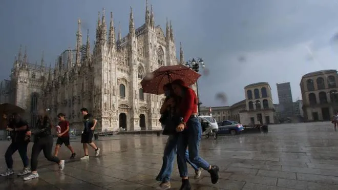 Milanesi e turisti in fuga da piazza Duomo per pioggia improvviso, Milano 21 settembre 2020, ANSA / PAOLO SALMOIRAGO