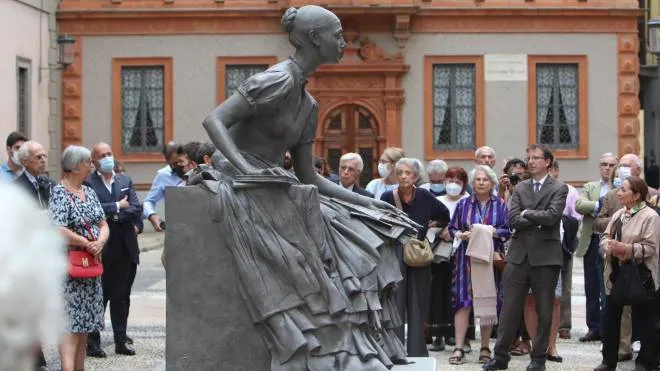 Svelata in Piazza Belgioioso la statua di Cristina Trivulzio di Belgiojoso
