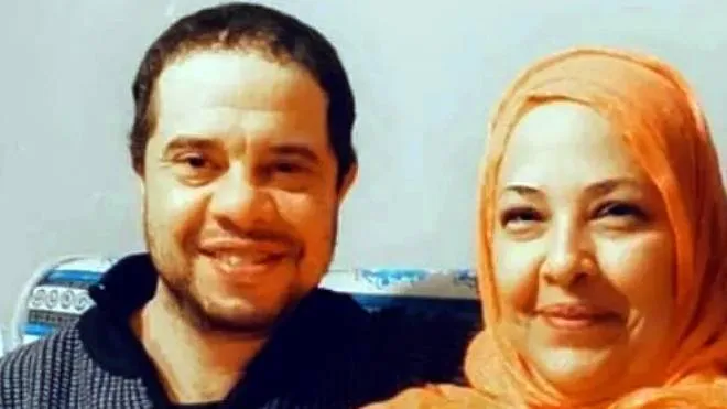 Younes El Yassire 35 anni con la madre Fatna Moukhrif 54 anni L’uomo era tornato a vivere con la famiglia dopo la separazione dalla moglie che è tornata in Marocco con il loro figlio di quattro anni