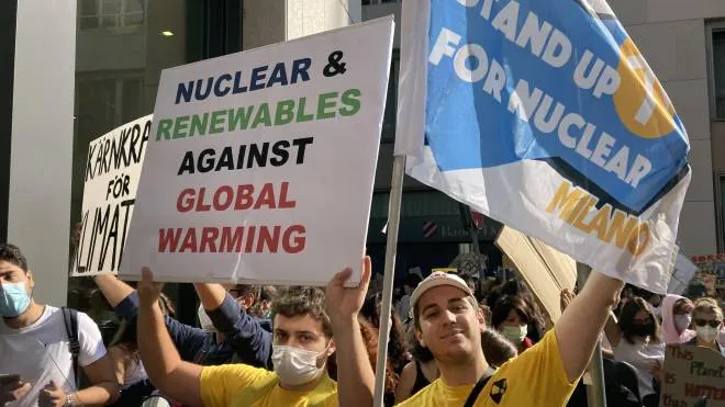 Due manifestanti del comitato «Nucleare e Ragione» al corteo organizzato dal movimento ambientalista Fridays for Future