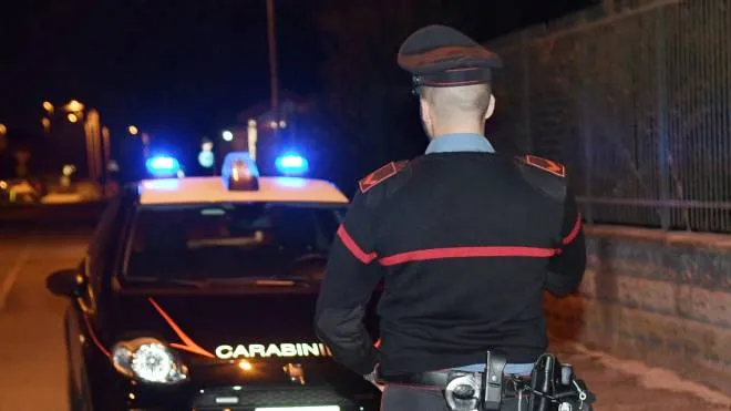 I carabinieri effettuano un sopralluogo sulla strada dove un giovane  � morto  a seguito delle ferite riportate in una rissa avvenuta per strada tra diversi giovani a Pessano con Bornago, nel Milanese, 30 settembre 2021.
ANSA/Andrea Canali