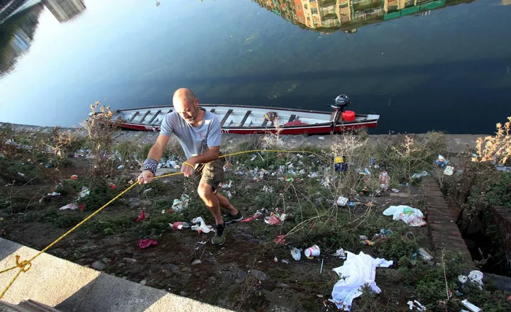 Simone Lunghi, soprannominato “l’angelo dei Navigli“, si impegna da anni per ripulire il fondale della Darsena raccogliendo rifiuti e biciclette