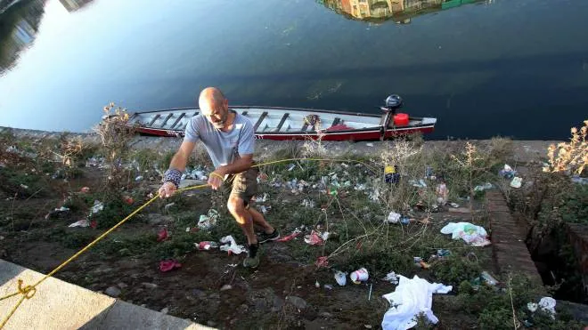 Simone Lunghi, soprannominato “l’angelo dei Navigli“, si impegna da anni per ripulire il fondale della Darsena raccogliendo rifiuti e biciclette
